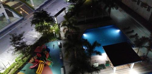 an overhead view of a swimming pool with palm trees at J & F Homestay - Cavite, Philippines in Trece Martires