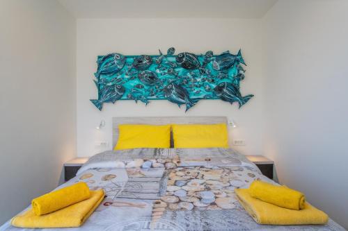 ein Schlafzimmer mit einem Bett und einem Gemälde an der Wand in der Unterkunft Seaside house for families with children Mandre, Pag - 22704 in Kolan