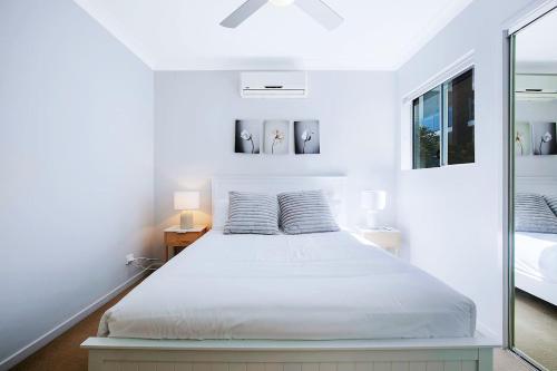 Llit o llits en una habitació de 'The Provincia' A Contemporary Inner-City Abode