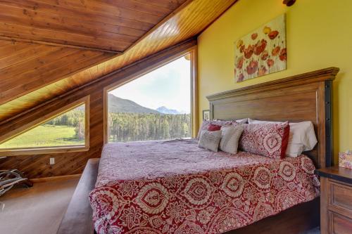 1 dormitorio con cama y ventana grande en Legacy Mountain Lodge on 40-Acre Ranch with Views!, en Palmer