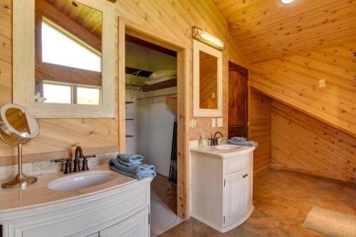 Baño con 2 lavabos en una cabaña de madera en Legacy Mountain Lodge on 40-Acre Ranch with Views!, en Palmer