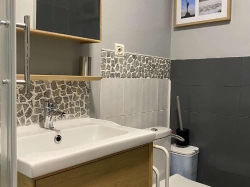 La salle de bains est pourvue d'un lavabo et de toilettes. dans l'établissement Appartement Balaruc-les-Bains, 2 pièces, 2 personnes - FR-1-553-183, à Balaruc-les-Bains