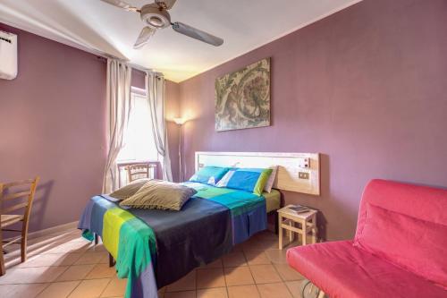 ローマにあるFrangipane Apartmentの小さなベッドルーム(ベッド1台、椅子付)
