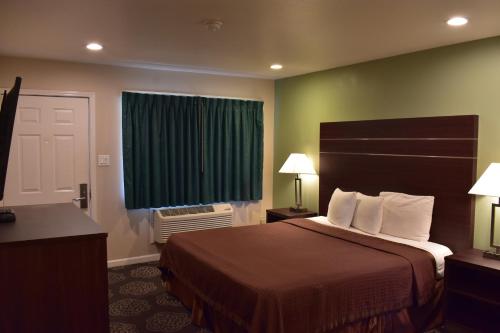 聖羅莎的住宿－鄉村旅館，酒店客房设有床和窗户。