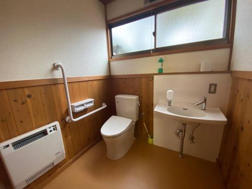 Irori 新山ふるさと体験館 في إينا: حمام مع مرحاض ومغسلة