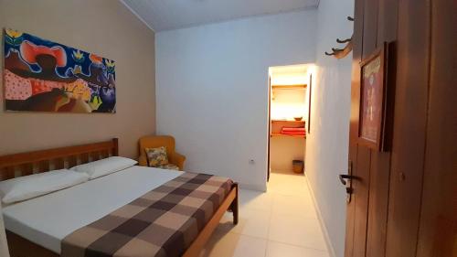 a small bedroom with a bed and a closet at Pousada Donalu - Ótima Localização in Vale do Capao