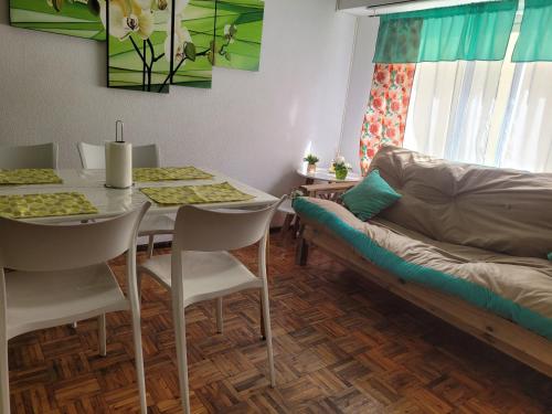 sala de estar con mesa y sofá en Departamento Centrico Mar del Plata, 2 ambientes en Mar del Plata