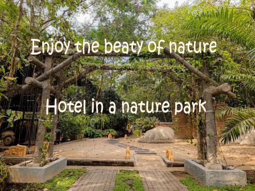 ネゴンボにあるCeylon Kingsmen Garden Hotel - Katunayakeの自然公園内の自然ホテルの赤ちゃんを楽しむという看板