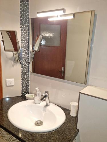 une salle de bain avec un lavabo blanc et un miroir dans l'établissement APPARTEMENT 2 CHAMBRE A 10 MINUTE DU CENTRE DE PARIS, à Clichy