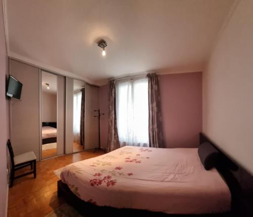une petite chambre avec un lit et une fenêtre dans l'établissement APPARTEMENT 2 CHAMBRE A 10 MINUTE DU CENTRE DE PARIS, à Clichy
