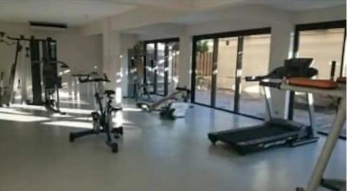 un gimnasio con varias cintas de correr y máquinas en una habitación en Lagon bleu en Papeete
