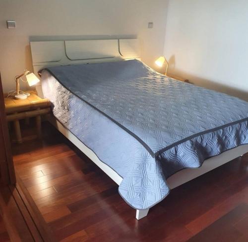 1 cama con edredón azul en una habitación en Lagon bleu en Papeete
