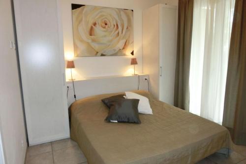比比翁的住宿－Lovely modern apartment in Bibione - Beahost，一间卧室配有一张壁画床
