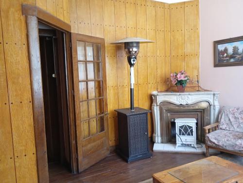 サン・アルフォンソにあるHostal San Alfonsoのリビングルーム(ランプ、暖炉付)
