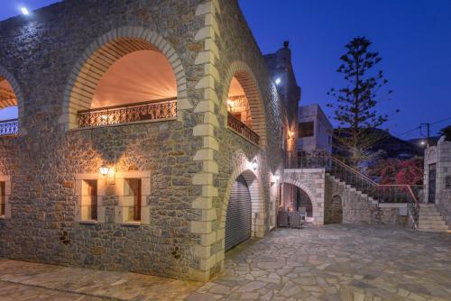 un edificio de piedra con arcos en el costado en Casa Terra Mani, en Álika