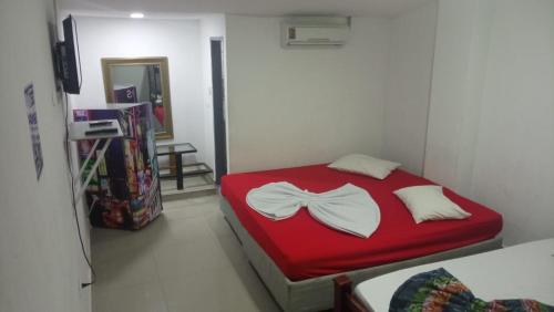 - une chambre dotée d'un lit rouge avec un oriel dans l'établissement HOTEL VISTA AL MAR habitacion para 2 personas, à Rodadero
