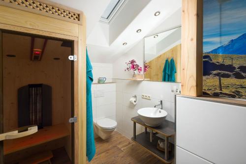 een badkamer met een toilet en een wastafel bij Gästehaus Kaltbachhäusl Garni in Ramsau