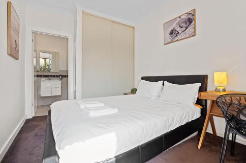 Postel nebo postele na pokoji v ubytování South Yarra one bedder Simplicity