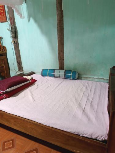 a bed in a room with at Đoàn Bình in Diện Biên Phủ
