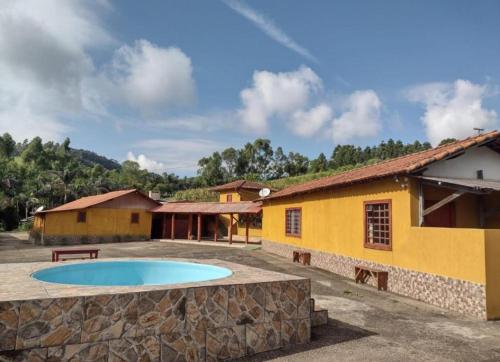 玛丽亚达费Pousada Shambhala的一座建筑前面设有游泳池
