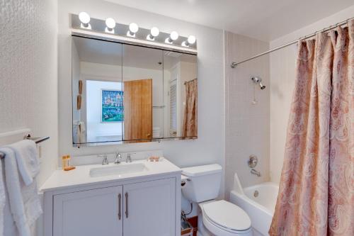 y baño con lavabo, aseo y espejo. en Sunny Penthouse Suite at the Palm Beach Hotel, en Palm Beach