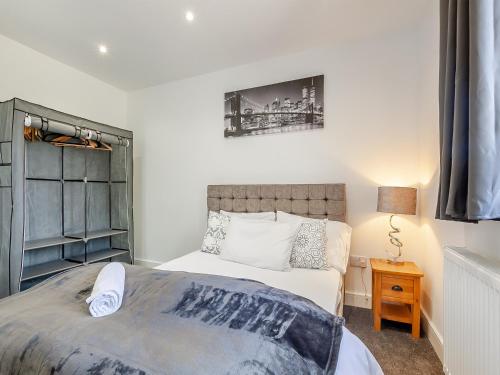 - une chambre avec un grand lit et une table de nuit dans l'établissement Uk46877 - 1 Orchard Farm Cottage, à East Grinstead