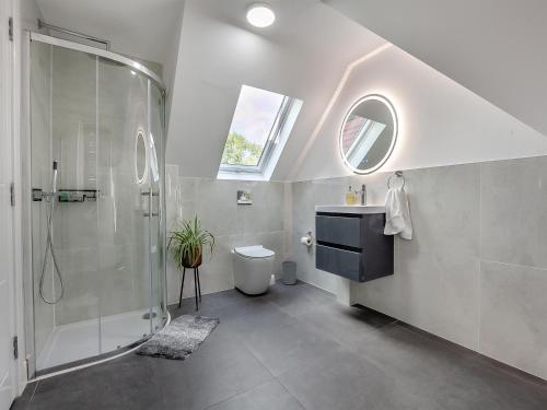 y baño con ducha, aseo y lavamanos. en Uk46877 - 1 Orchard Farm Cottage en East Grinstead