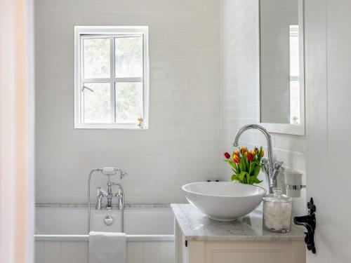 紐比橋的住宿－The Mallard-uk46920，白色的浴室设有水槽和浴缸。