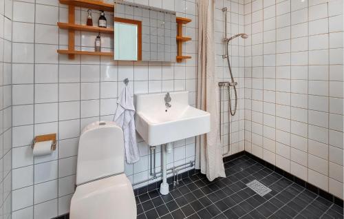 1 Bedroom Awesome Apartment In Stenkullen في Stenkullen: حمام أبيض مع حوض ومرحاض