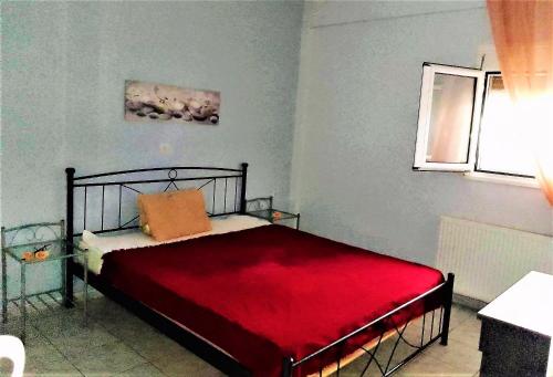 スキアトスタウンにあるRafaela’s Houseのベッドルーム1室(赤い毛布付きのベッド1台付)
