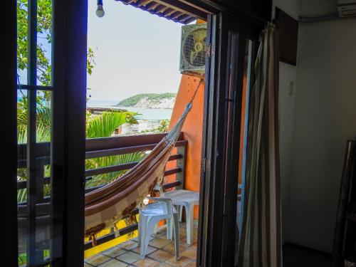 uma varanda com rede de descanso e vista para o oceano em Apart Hotel Casa Grande em Natal