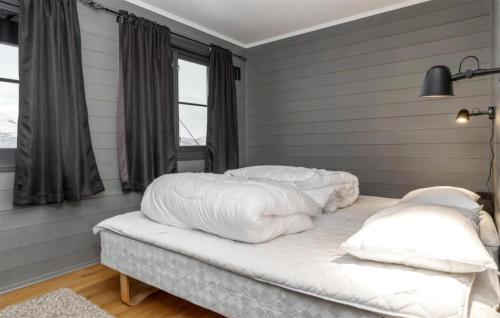 เตียงในห้องที่ Awesome Apartment In Hemsedal With Wifi