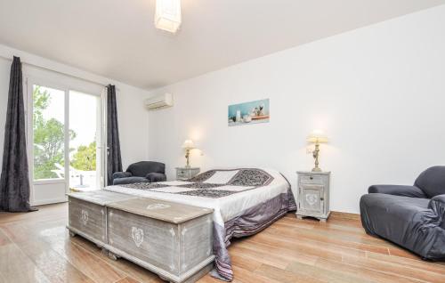 Postel nebo postele na pokoji v ubytování Amazing Home In Villecroze With Wifi