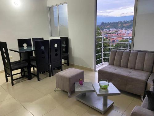 O zonă de relaxare la Habitación en Apartamento amplio cómodo y equipado
