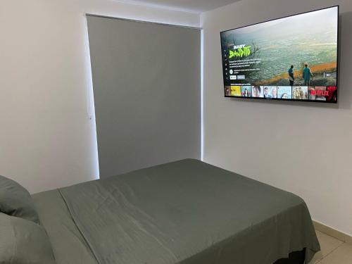 Un pat sau paturi într-o cameră la Habitación en Apartamento amplio cómodo y equipado