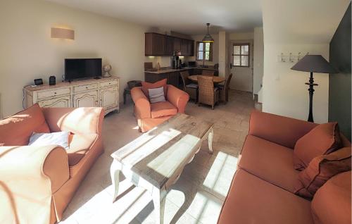 un salon avec deux canapés et une table basse dans l'établissement Nice Home, à Saint-Laurent-de-la-Cabrerisse