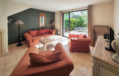 un soggiorno con un divano, sedie e un tavolo di Lovely Home In Saint-Laurent-De-La-Cabrerisse a Saint-Laurent-de-la-Cabrerisse
