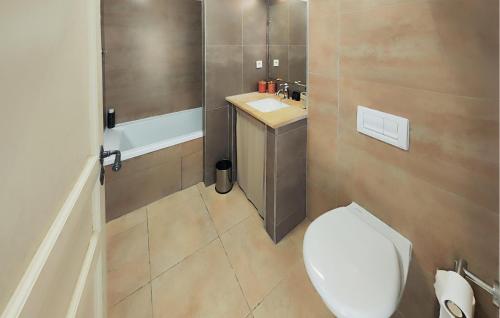 y baño con aseo, lavabo y bañera. en 2 Bedroom Nice Home In Saint-laurent-de-la-ca, en Saint-Laurent-de-la-Cabrerisse