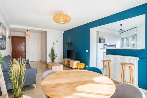 un salon avec une table et des chaises dans l'établissement Nice one bedroom in the heart of Cannes, à Cannes