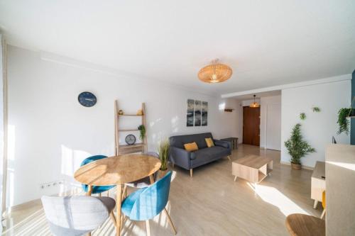 un salon avec un canapé et une table dans l'établissement Nice one bedroom in the heart of Cannes, à Cannes