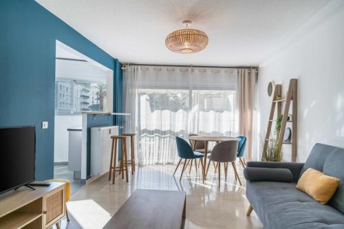 un salon avec un canapé et une table dans l'établissement Nice one bedroom in the heart of Cannes, à Cannes