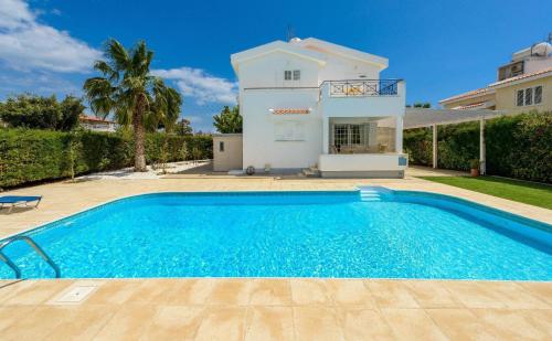 una villa con piscina di fronte a una casa di Ferienhaus mit Privatpool für 6 Personen ca 180 qm in Agia Napa, Südküste von Zypern a Ayia Napa