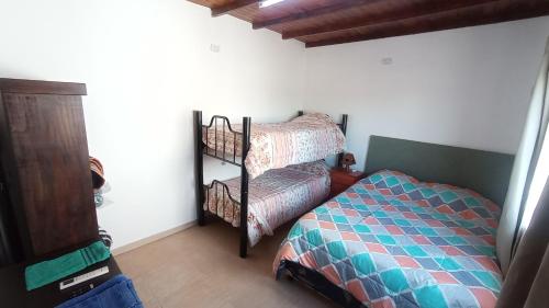 un dormitorio con una cama y una litera en COMPLEJO MAINUMBI DUPLEX 5, en Mercedes