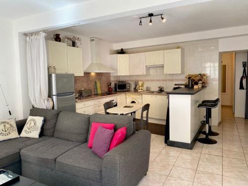 un salon avec un canapé et une cuisine dans l'établissement 