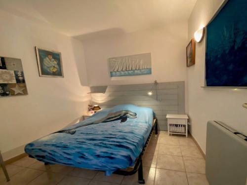 - une chambre avec un lit doté d'une couverture bleue dans l'établissement 