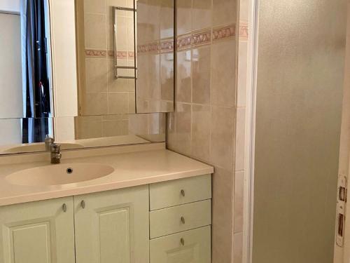 une salle de bain avec un lavabo et un miroir dans l'établissement 