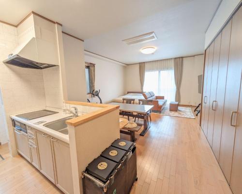 cocina y sala de estar con mesa en The Global Tower, en Niihama