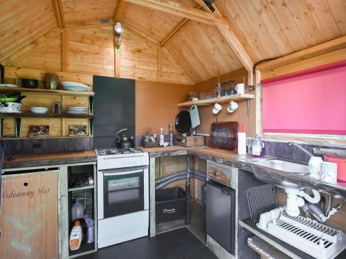 een keuken met een fornuis en een aanrecht bij The Hideaway in Quatford