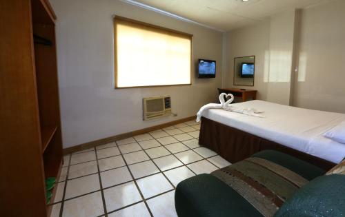 達古潘的住宿－瓦勒斯塔賓館，酒店客房设有两张床和窗户。