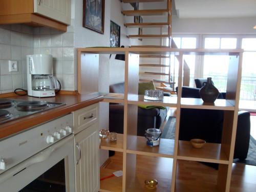une cuisine avec un escalier en colimaçon dans une pièce dans l'établissement Haus Tante Clara Skipperkoje, Whg 20, Kukshörner Weg 8b, à Dangast